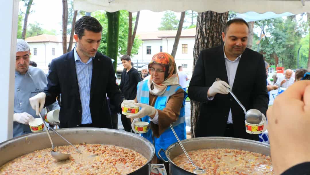 Erbaa'da 2 bin kişiye aşure ikram edildi görseli