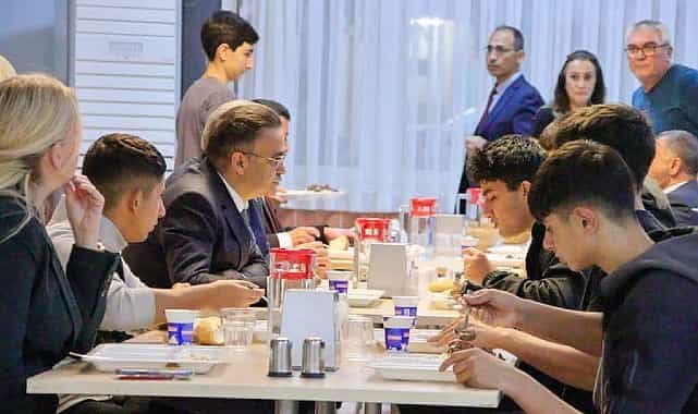 İl milli Eğitim Müdürü Dr Ömer Yahşi pansiyonda Öğrencilerin Sofrasına Konuk Oldu görseli