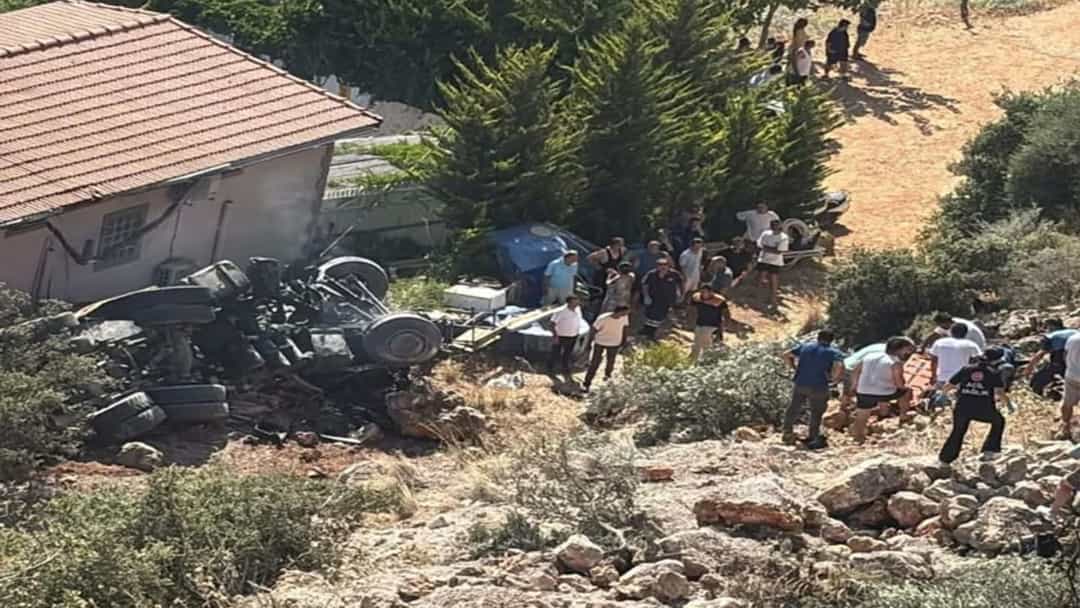 Kalkan’da feci kaza: Kamyon uçuruma yuvarlandı, 2 kişi hayatını kaybetti görseli