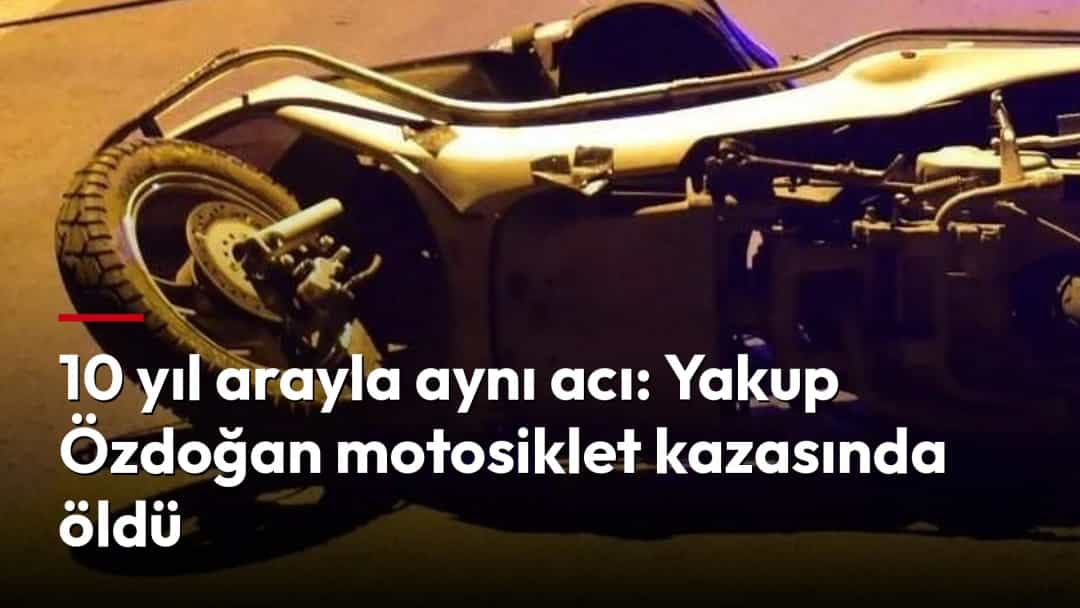 Gece saatlerinde kaza yerinde devrilmiş bir motosiklet ve çevrede polis şeridi görülüyor.