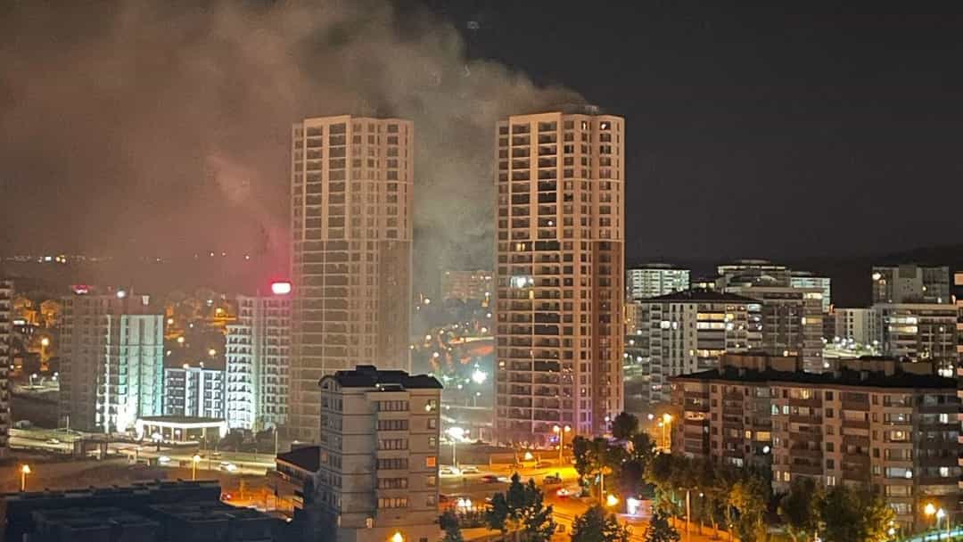 Başkent'te 26 katlı binada yangın: 1'i bebek 3 kişi yaşamını yitirdi görseli