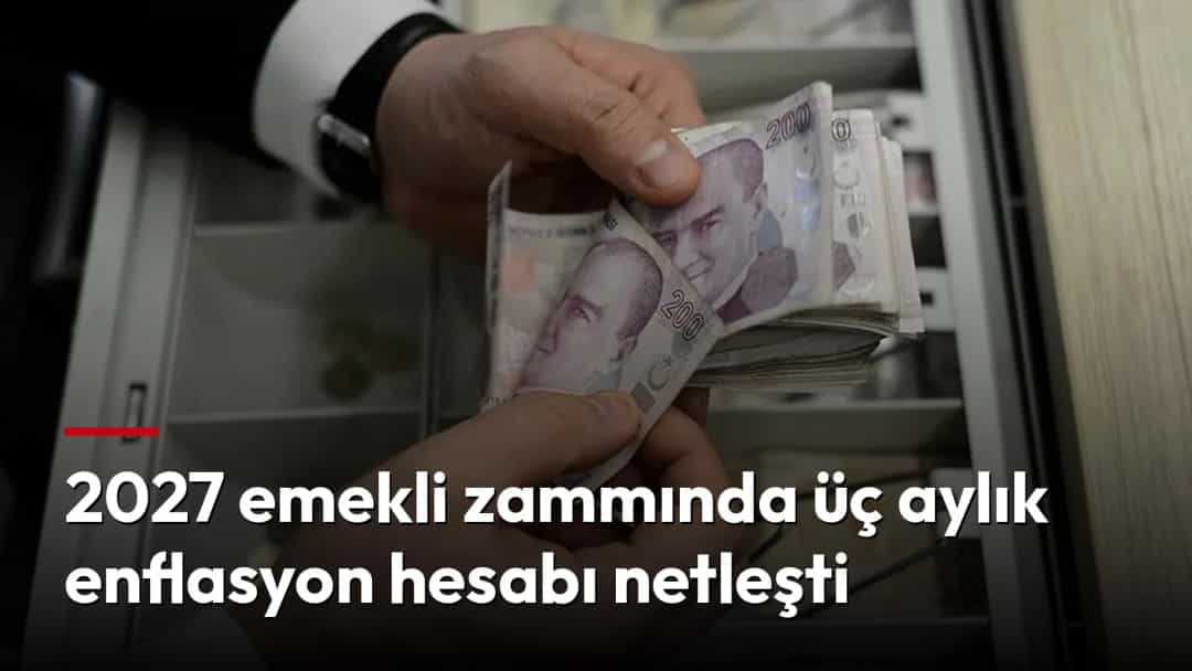 Bir kişi çekmecenin üzerinde Türk lirası banknotlarını sayıyor.