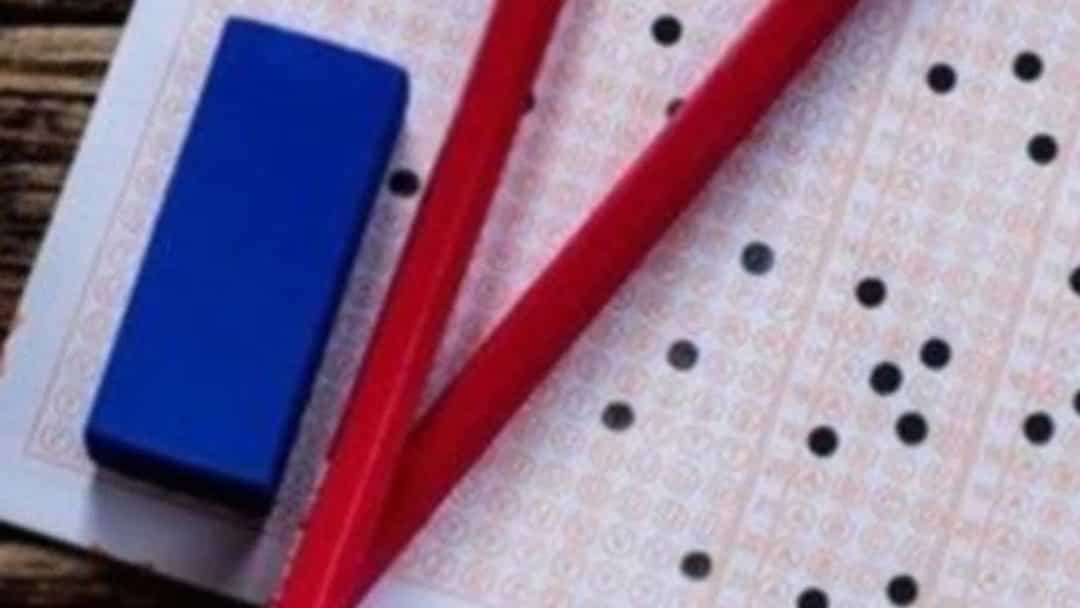 YKS sınavında kullanılan optik cevap kâğıdı, kırmızı kalemler ve silgi