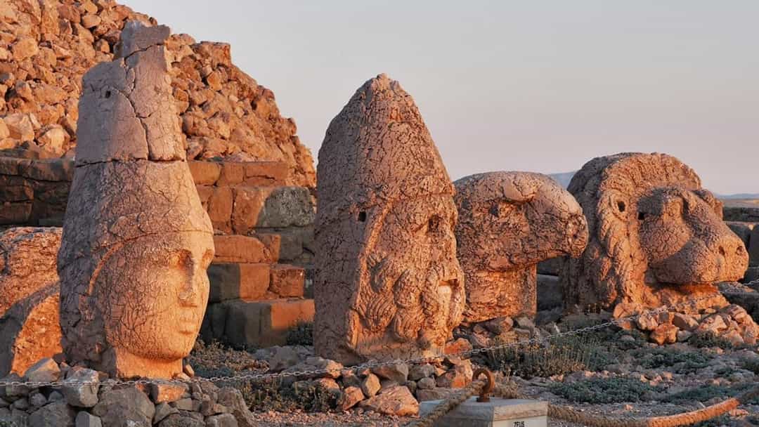 Nemrut Dağı’ndaki dev heykeller nano kireçle korunacak görseli