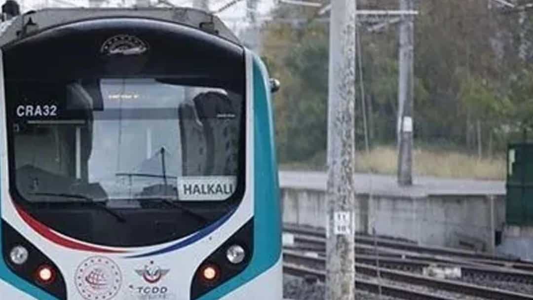 Halkalı yönüne giden bir banliyö treni istasyonda perona yanaşıyor.