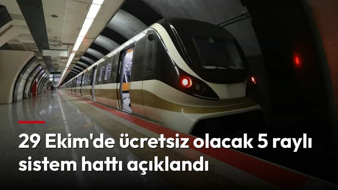 Bir metro treni yer altı istasyonunda peronda bekliyor.