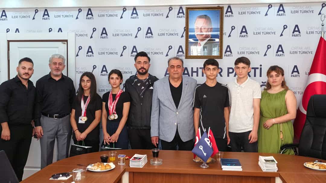 Başkan Tanrıtanır, Türkiye Ferdi Kick-boks ve Türkiye atletizm şampiyonlarını ağırladı görseli