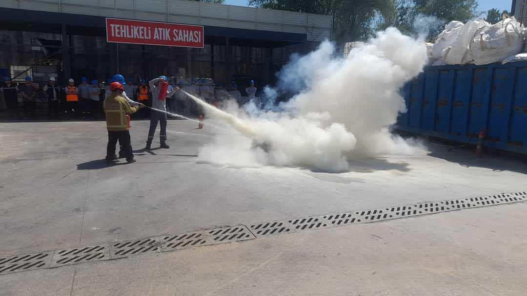 Kocaeli Büyükşehir, sanayi kuruluşlarına yangın eğitimi vermeye devam ediyor: Yangında doğru müdahale hayat kurtarır görseli