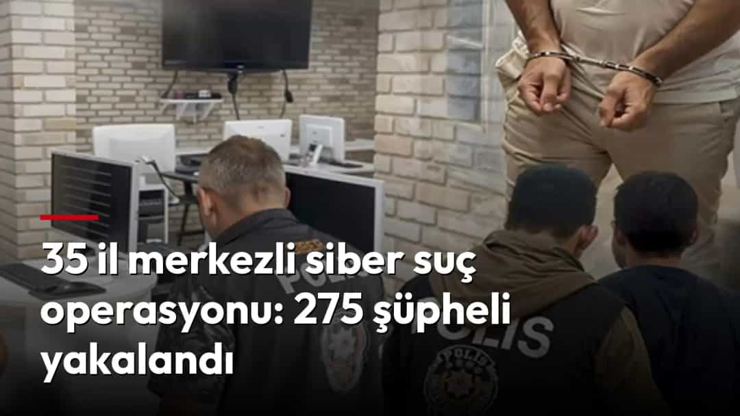 Bilgisayarların bulunduğu bir ofiste polisler, gözaltına alınan şüphelilere eşlik ediyor.