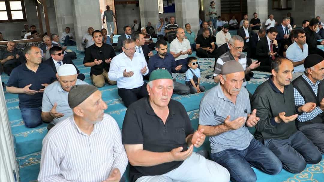 Kars'ta 15 Temmuz şehitleri için düzenlenen mevlid programına Vali Ziya Polat da katıldı görseli