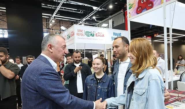 Başkan Büyükakın fuarı gezdi kitap severler ile sohbet etti görseli