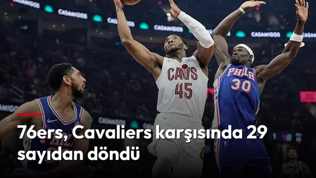 Cavaliers oyuncusu potaya yükselirken 76ers savunmacısı şutu engellemeye çalışıyor.
