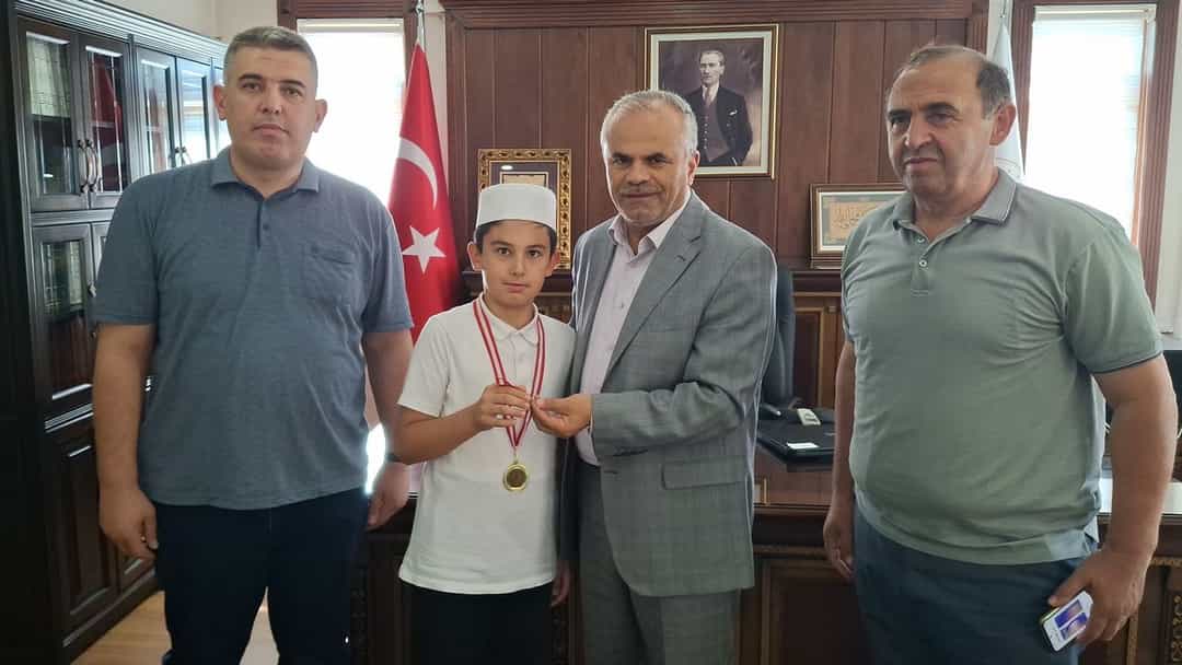 Kur’an-ı güzel okuma yarışması birincisinden Gazze’ye anlamlı bağış görseli