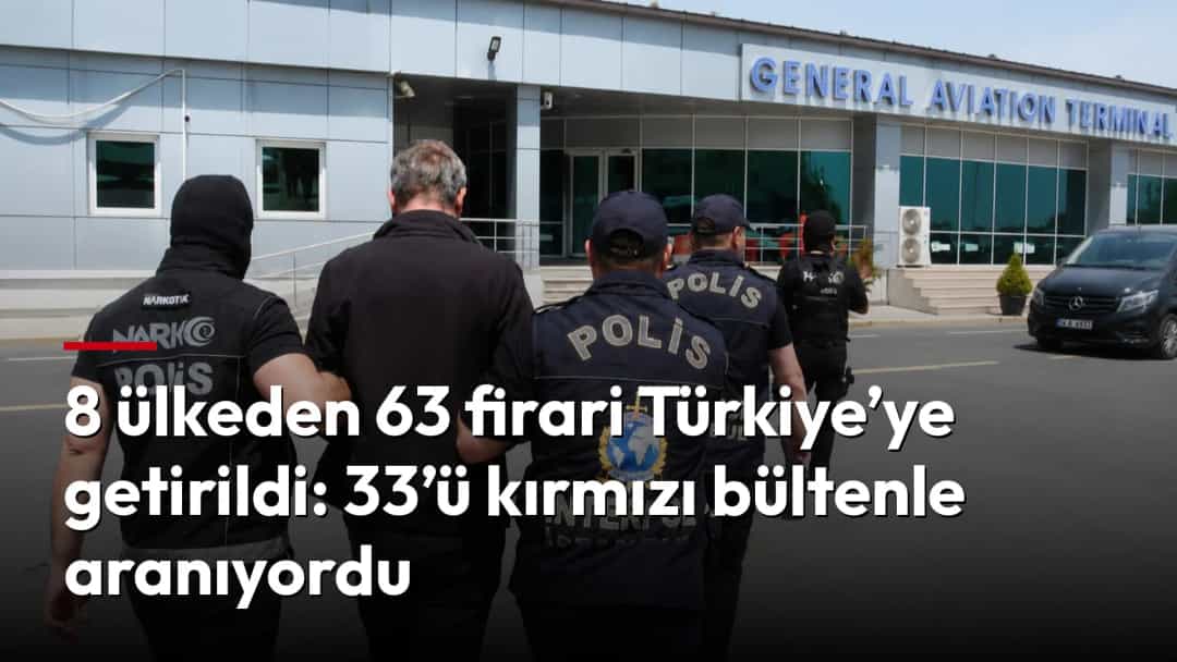 Polis ekipleri, gözaltındaki bir kişiyi havalimanı terminaline götürüyor.