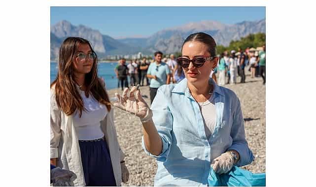 Denizden tekne parçası şezlong ve araç lastiği çıktı görseli