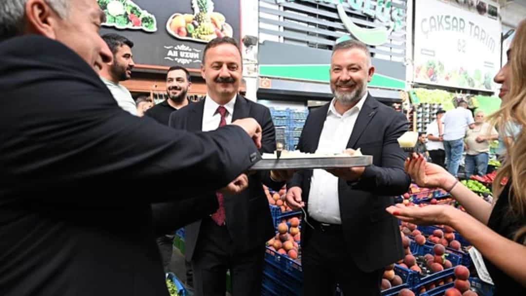 Yavuz Ağıralioğlu, Ankara Büyükşehir Belediyesi Toptancı Hali'nde görseli