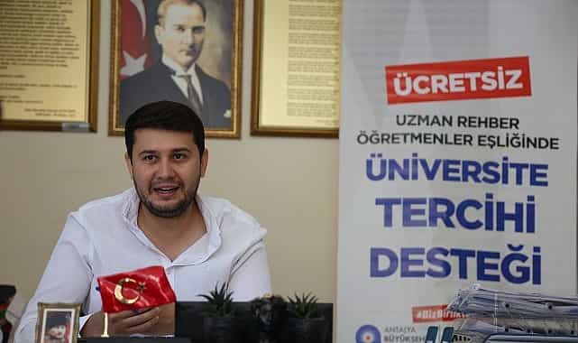 Antalya Büyükşehir Belediyesi üniversite adaylarının yanında görseli