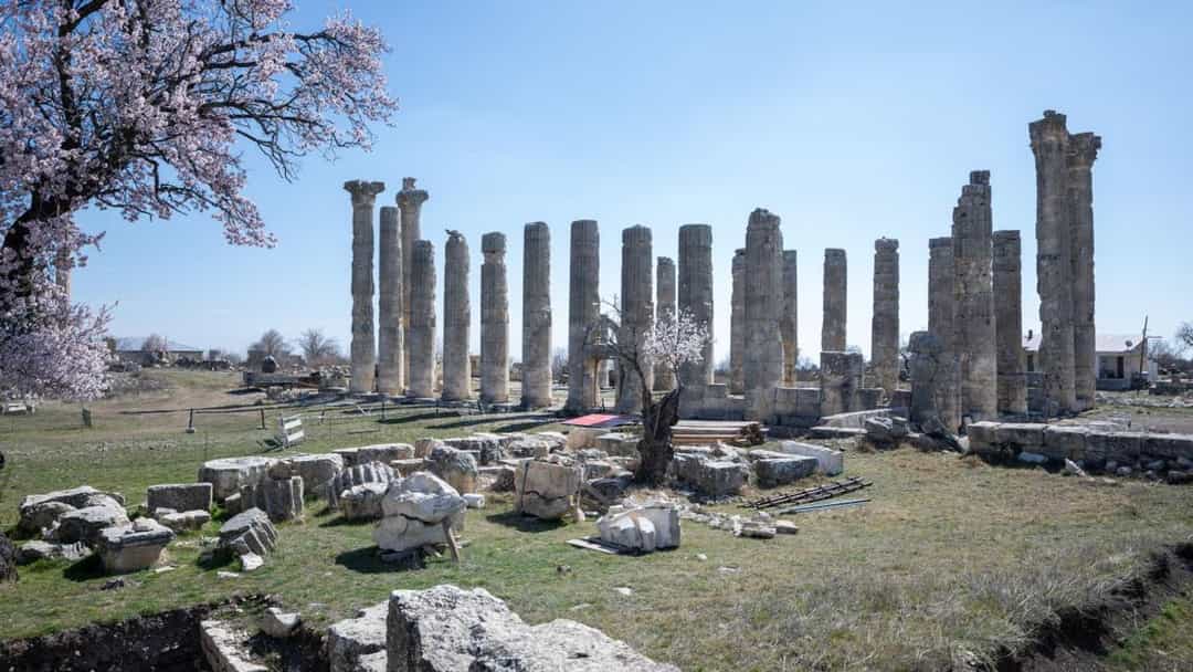 Uzuncaburç Antik Kenti'nde 1600 Yıllık Terazi takımı ve ağırlıklar gün yüzüne çıkarıldı görseli
