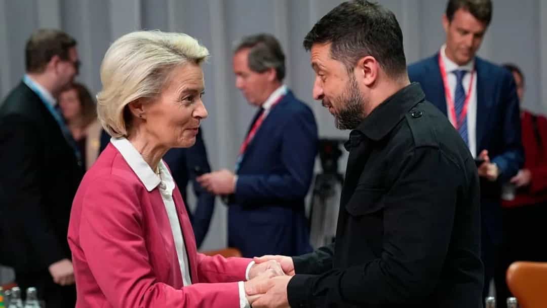 Ursula von der Leyen ile Volodimir Zelenski bir görüşme sırasında el sıkışıyor.