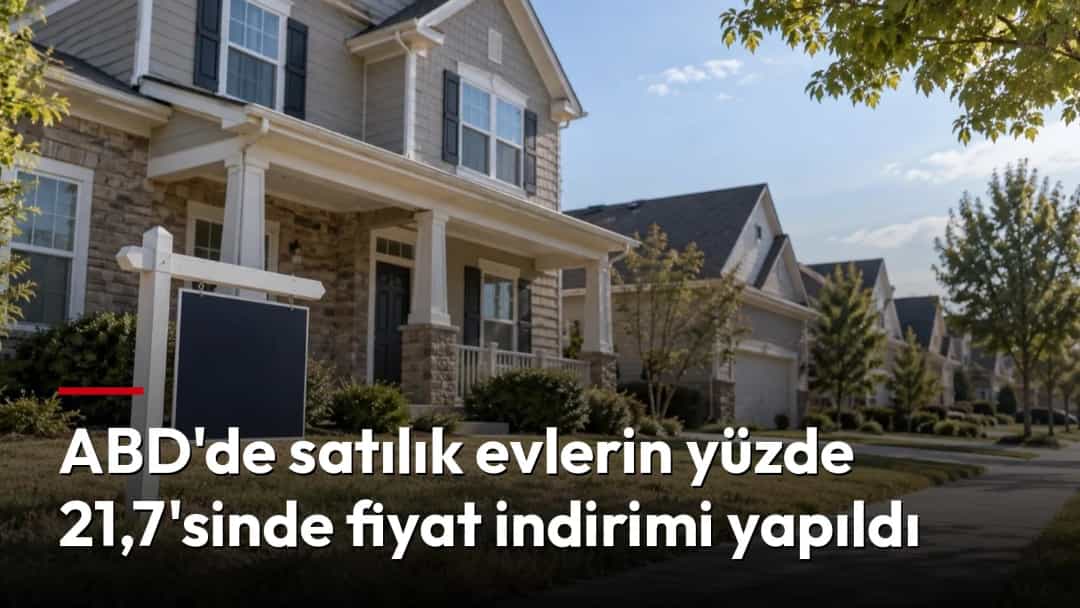 Satılık tabelasının önünde sıralanan müstakil evler