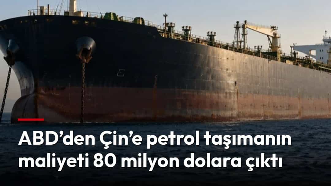 Açık denizde seyreden büyük bir petrol tankeri.