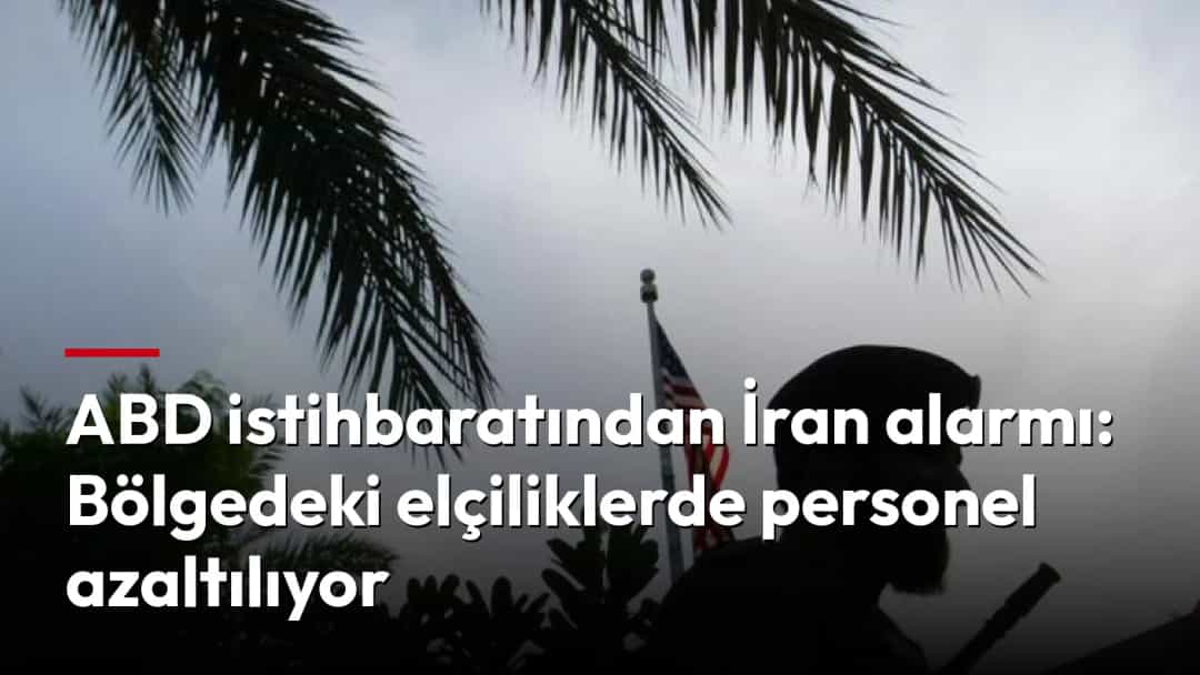 ABD bayrağının önünde duran silahlı güvenlik görevlisi