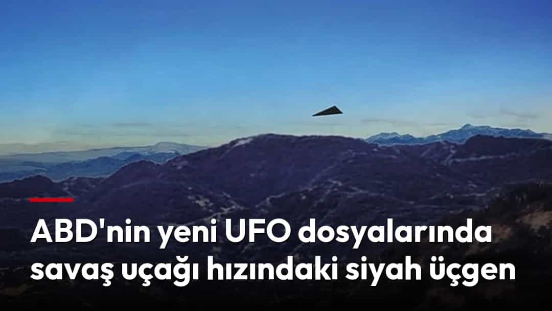 Dağlık bir manzaranın üzerinde gökyüzünde görülen küçük, siyah üçgen biçimli cisim.