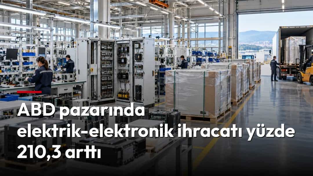 Modern bir fabrikada üretim ekipmanları, makineler ve paletler arasında çalışan işçiler.