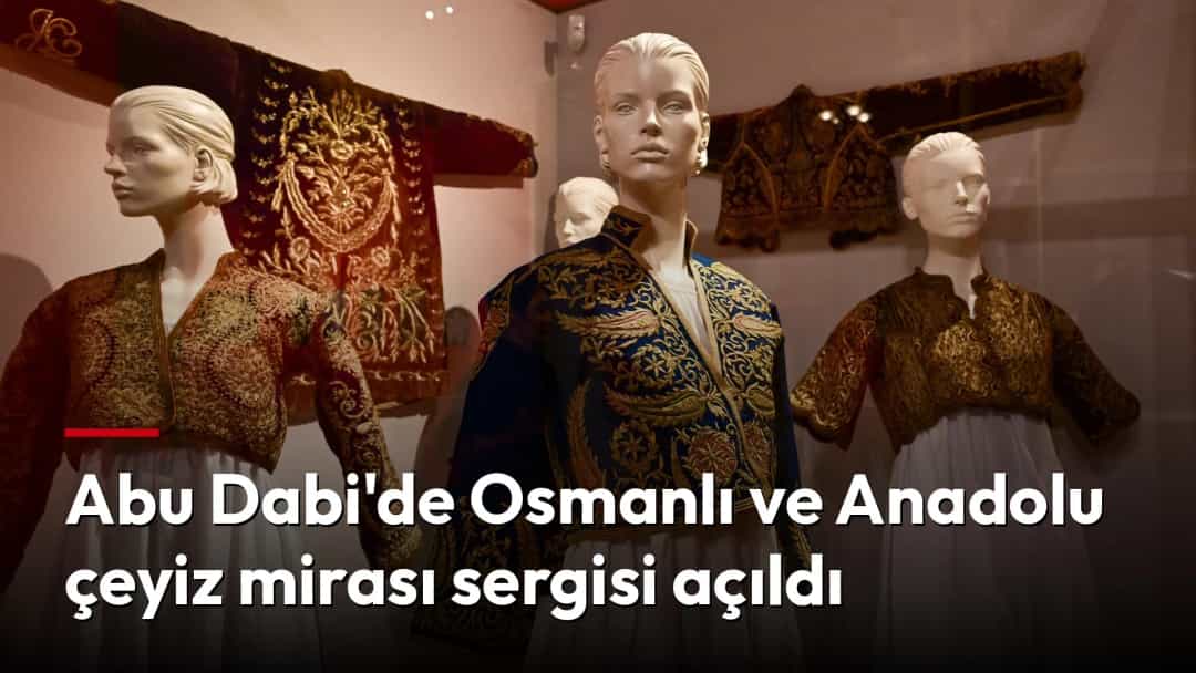Sergide geleneksel işlemeli kıyafetler giydirilmiş mankenler ve dokuma eserleri