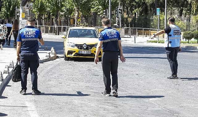 İzmir’de zabıta ekiplerinden yolcu kılığında taksi denetimi görseli