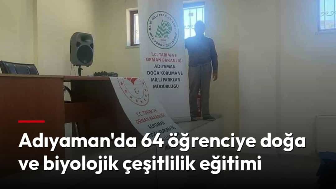 Adıyaman'da doğa ve biyolojik çeşitlilik eğitimi için hazırlanan salonda, kürsü ve kurumun tanıtım afişinin yanında bir kişi duruyor.