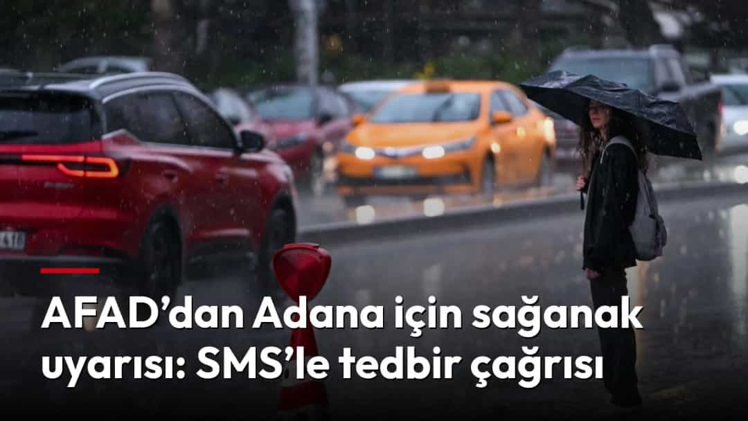 Şiddetli yağmur altında şemsiyeyle yürüyen bir kişi ve su birikintileriyle kaplı cadde.