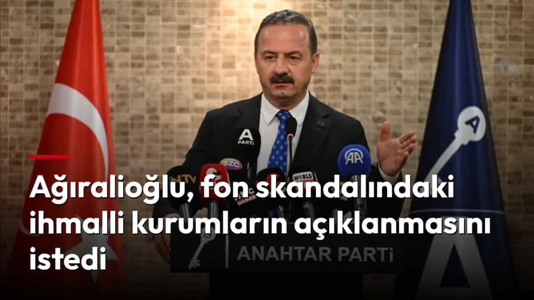 Yavuz Ağıralioğlu, Anahtar Parti kürsüsünde basın açıklaması yapıyor.