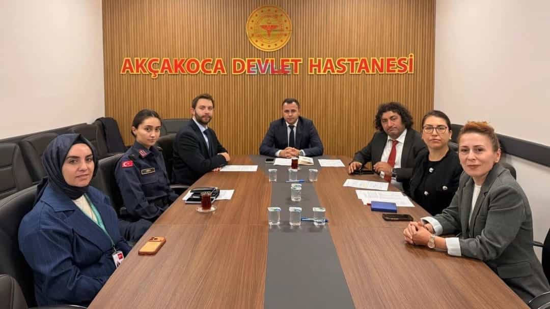 Akçakoca Devlet Hastanesi’nde sağlık hizmetlerinin ele alındığı toplantıya katılanlar, konferans masasının etrafında bir arada.