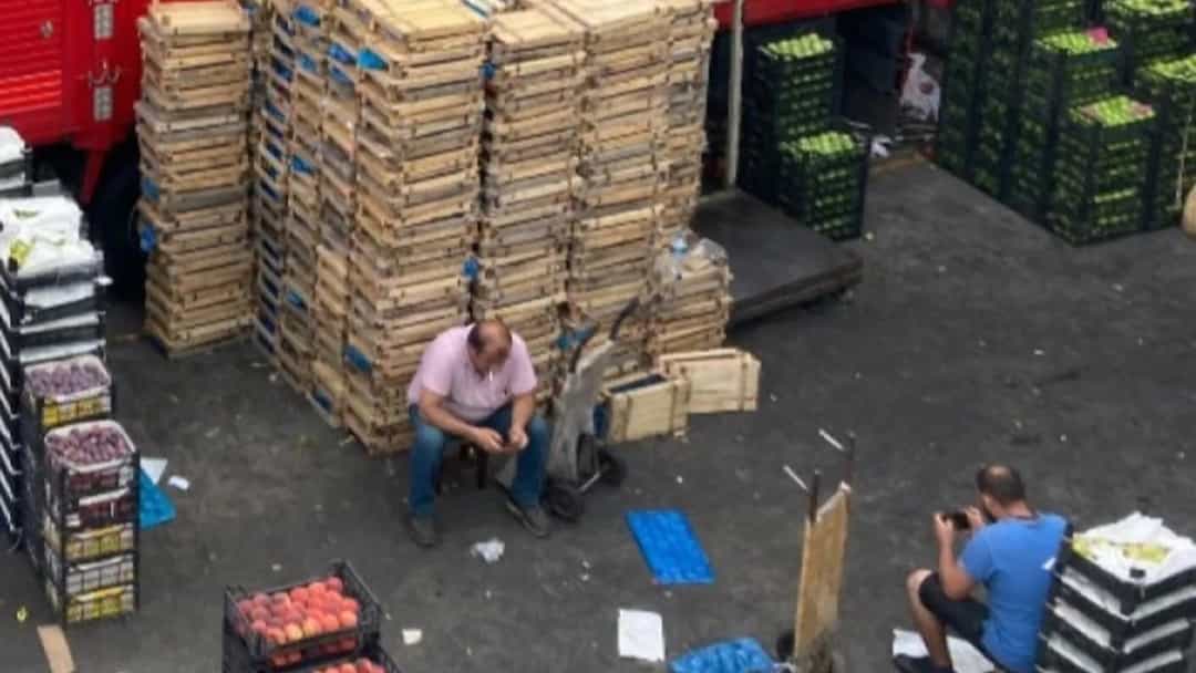 Toptancı halinde sebze meyve kasaları yüklü kamyonlar ve istiflenmiş boş kasalar.
