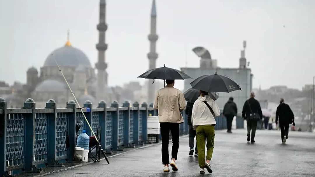 İstanbul’da yağmurlu havada şemsiyeleriyle yürüyen insanlar