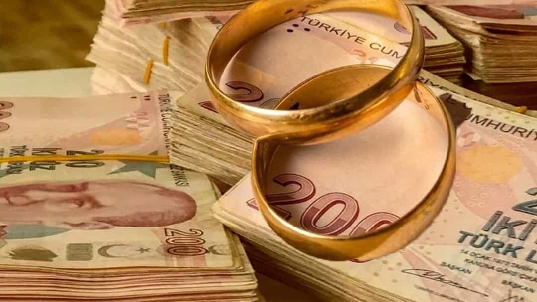 Türk lirası banknotlarının üzerine bırakılmış iki alyans.