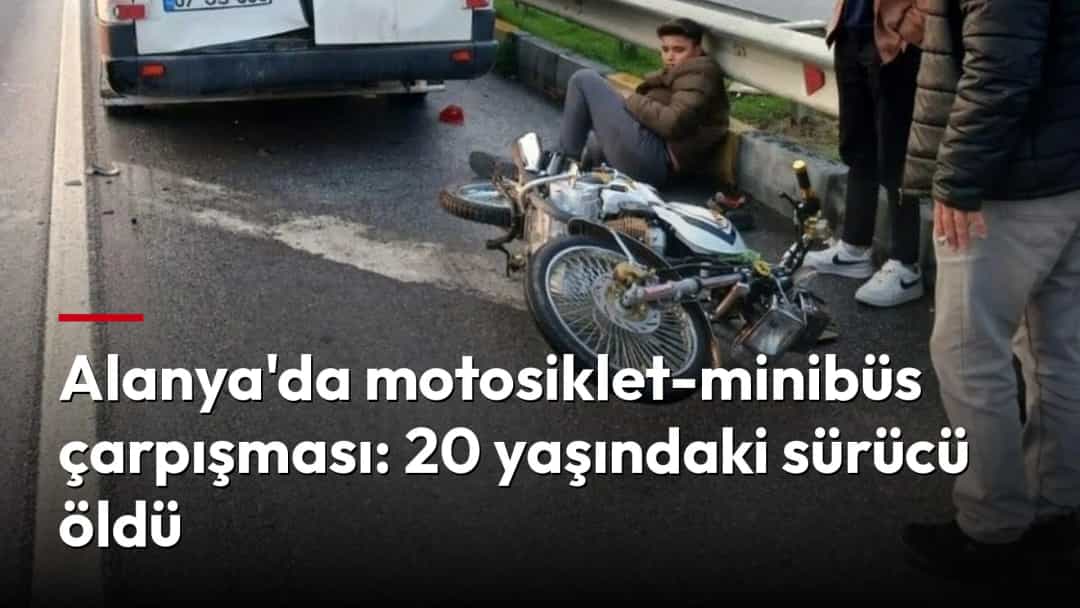 Yol kenarında minibüsün arkasında devrilmiş motosiklet ve çevresinde toplanan kişiler.