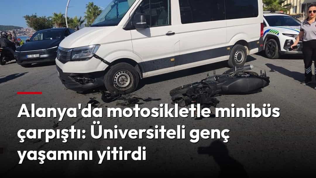 Kaza yerinde beyaz bir minibüsün önünde devrilmiş motosiklet ve yola saçılmış parçalar görülüyor.