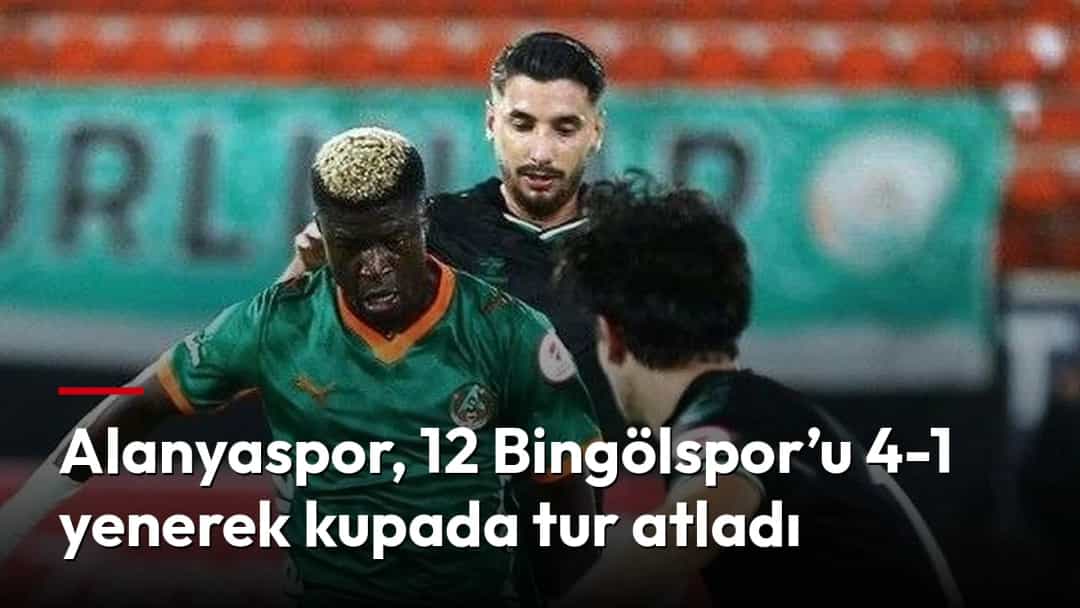Alanyasporlu futbolcu, rakip oyuncuların arasında topla ilerliyor.