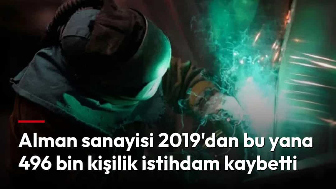 Bir sanayi işçisi metal parçayı kaynak yapıyor.