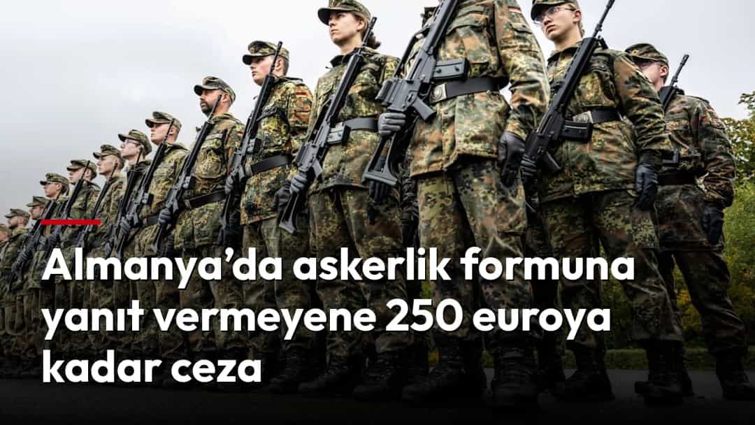 Alman askerleri kamuflaj üniformaları ve tüfekleriyle sıra halinde duruyor.