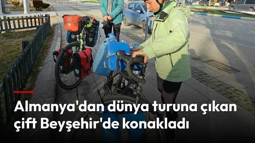 Dünya turundaki çift, yüklü bisikletleriyle Beyşehir’de mola veriyor.