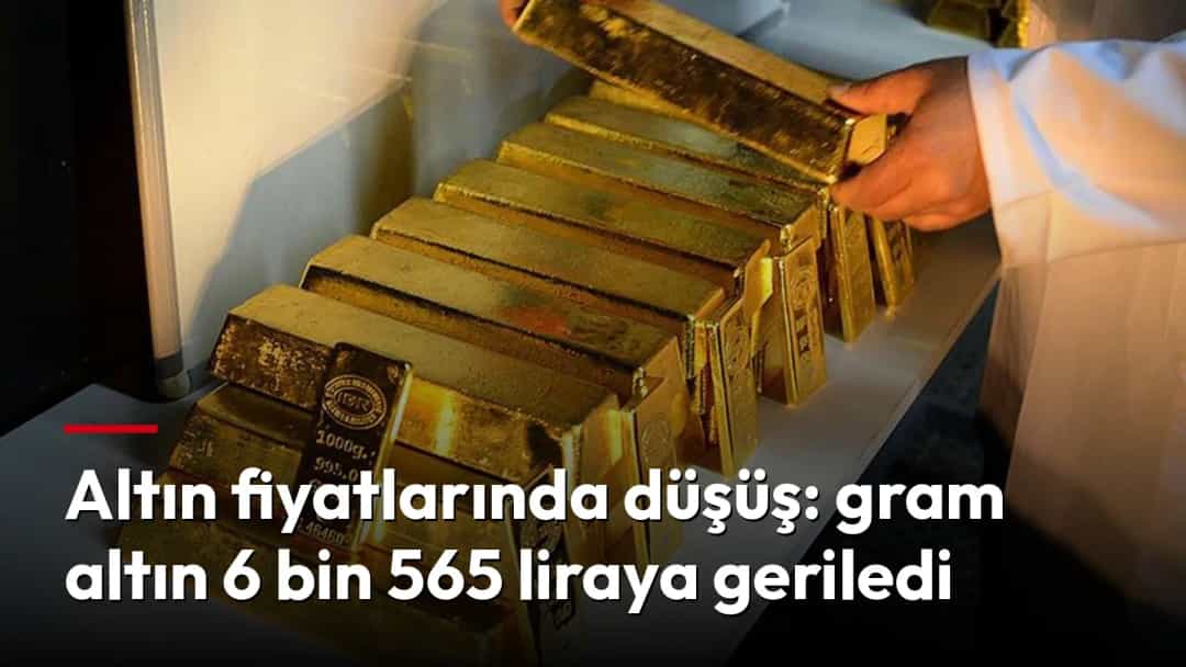 Bir vitrinde üst üste dizilmiş altın külçeler.