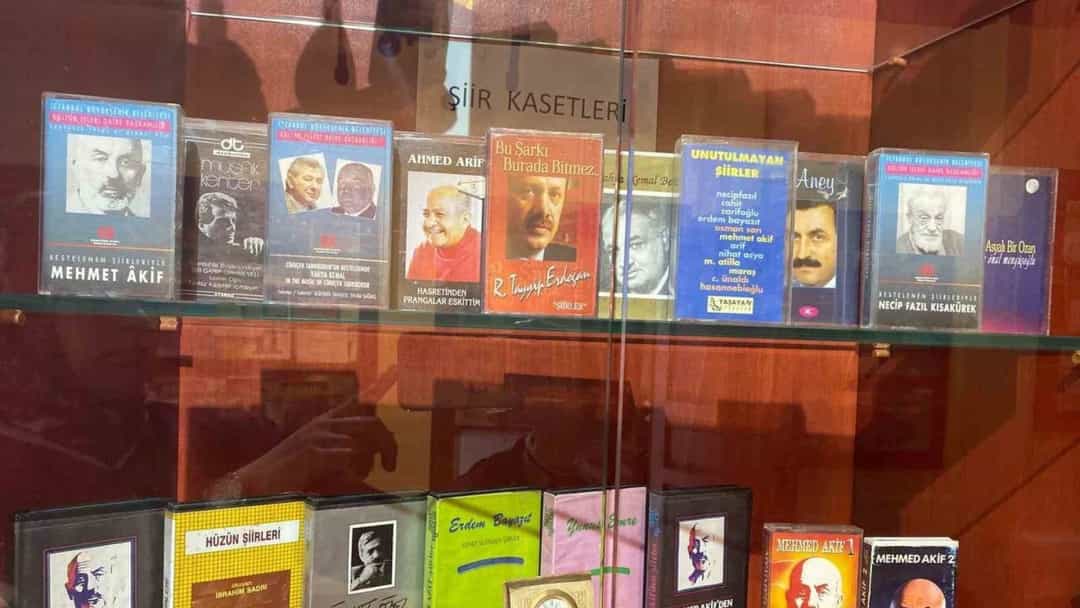 Şair ve Yazarlar Evi Müzesi’nde sergilenen şairlere ait kasetler ve kitaplar