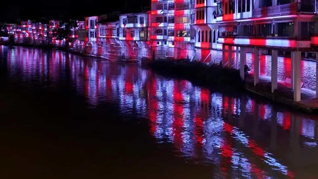 Amasya'da tarihi yapılar, gece kırmızı ve beyaz ışıklarla aydınlatılmış; ışıkları suya yansıyor.