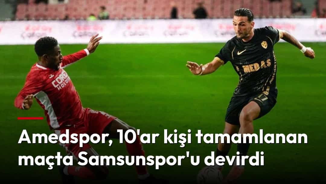 Amedspor ile Samsunspor maçında siyah formalı futbolcu topu kontrol ederken kırmızı formalı rakibi müdahale etmeye çalışıyor.