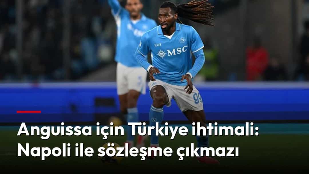 Napoli forması giyen Frank Zambo Anguissa maç sırasında topla ilerliyor.
