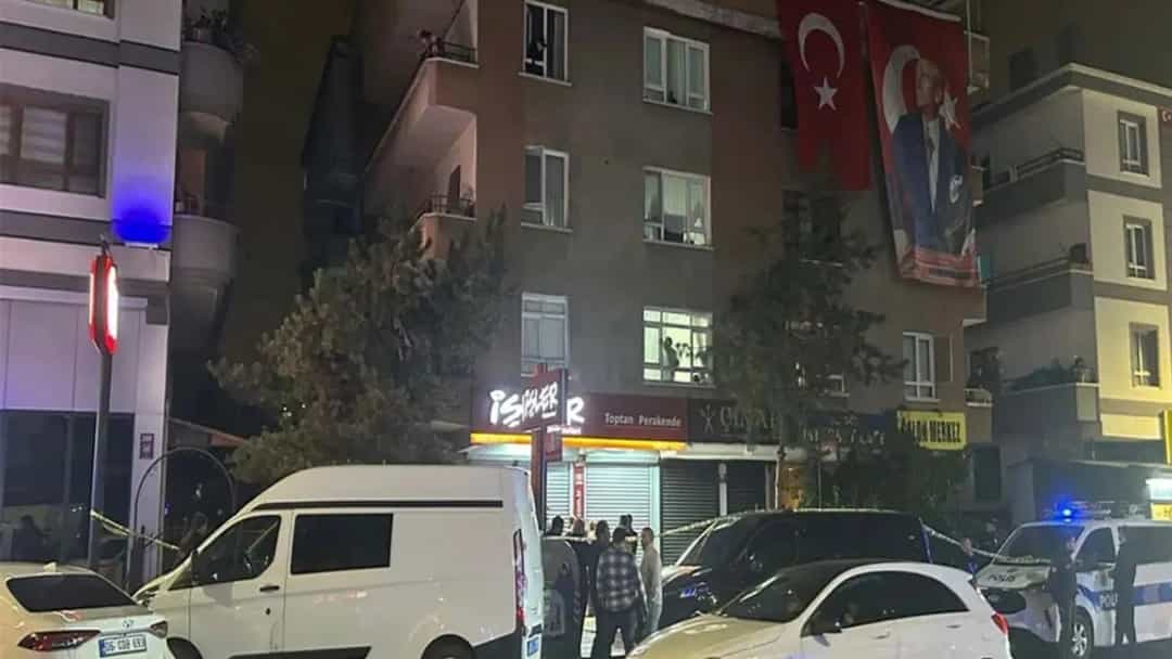 Gece saatlerinde olay yerine gelen polis ekipleri ve araçlar, apartmanların bulunduğu sokakta.
