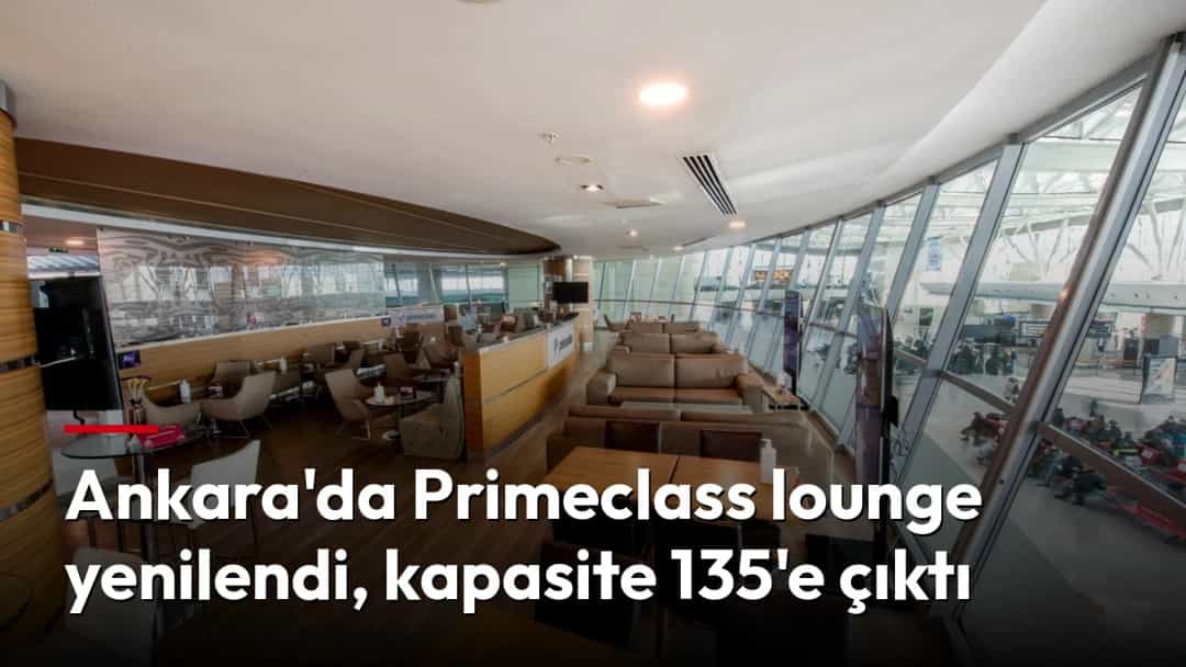 Havaalanı lounge alanında ahşap masalar, koltuklar ve geniş cam cephe boyunca uzanan oturma bölümü